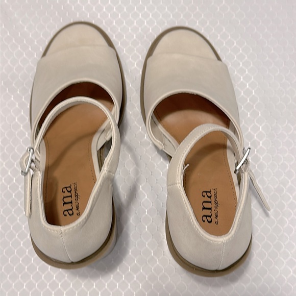 NEW 3 inch block heel sandal, neutral color, adjustable buckle ankle straps, 7.5 - Picture 6 of 8